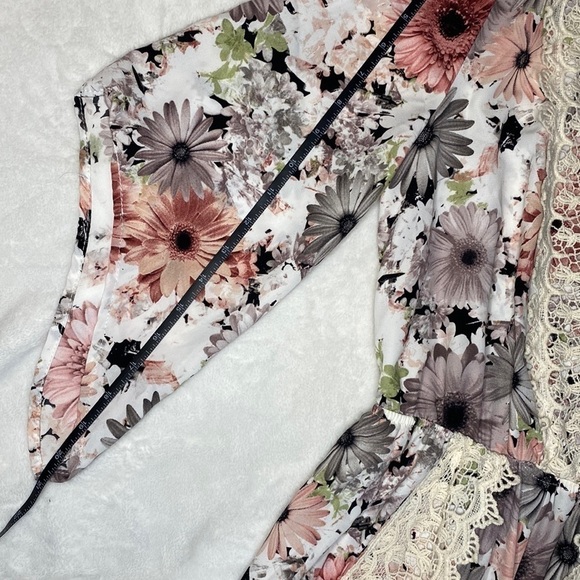 Gorgeous ILLA ILLA Lace Trim V-Neck Floral Romper Size Small - Picture 16 of 16